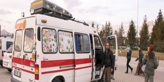 Ambulans'ı karavana dönüştürdü