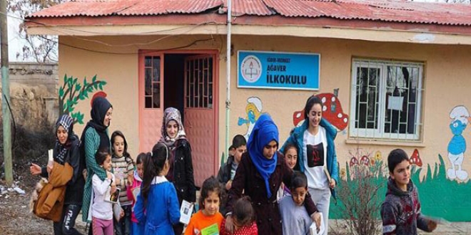 Üniversiteli kızlar köy çocukları için yollarda