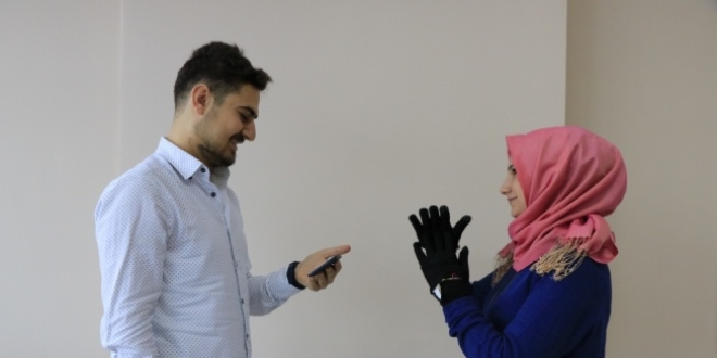 İşitme engelliler mobil eldivenle 'konuşacak'