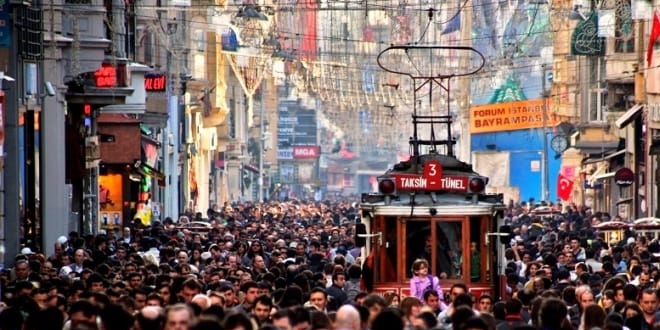 �stiklal Caddesi'nde y�lba�� kutlamalar�na kar�� bro��r da��t�ld�