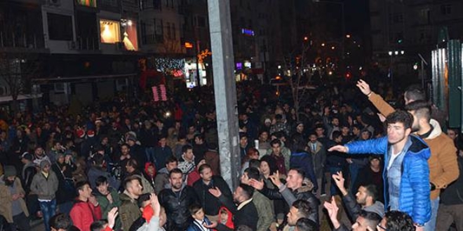 Kutlamalarda gerginlik: Suriye bayrağı açılınca...