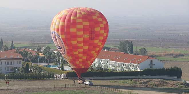 'Beyaz cennet' Pamukkale'yi balonla seyir keyfi