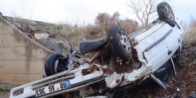 Aksaray'da otomobil menfeze devrildi: 4 yaral