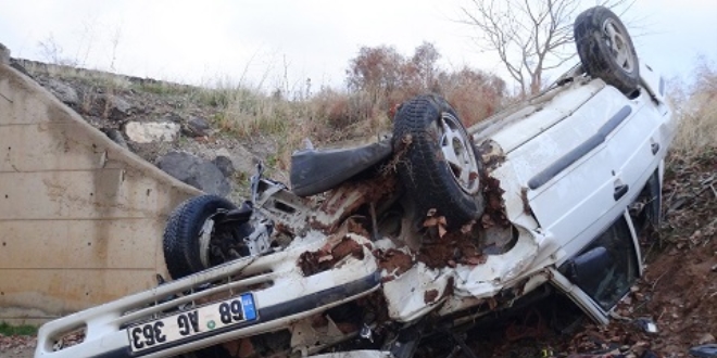 Aksaray'da otomobil menfeze devrildi: 4 yaralı