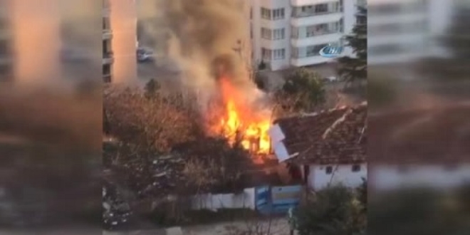 Başkent'te kömürlük yangını korkuttu