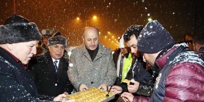Validen görev başındaki asker ve polislere baklava