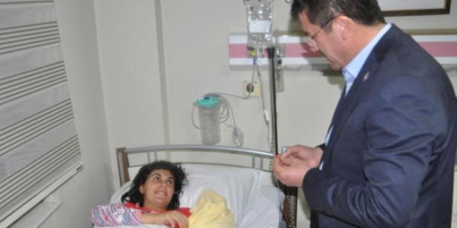 Bakan Zeybekci, 2018 yılının ilk bebeklerine altın taktı