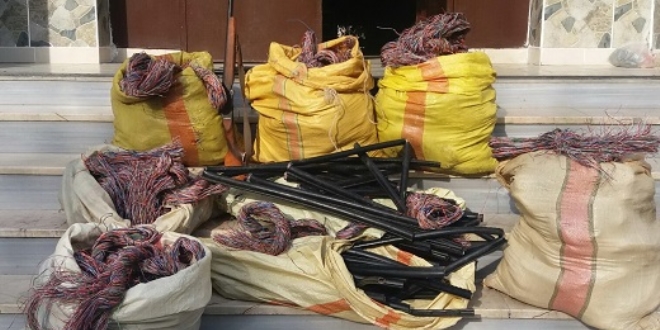 �uvallar dolusu telefon kablosu ile yakaland�lar