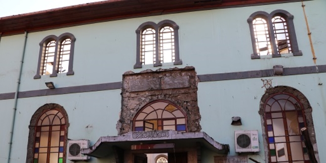 Rize'deki tarihi cami par�a par�a s�k�l�yor