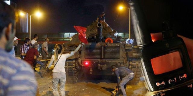 Darbeciler yaralı vatandaşı tekmelemiş