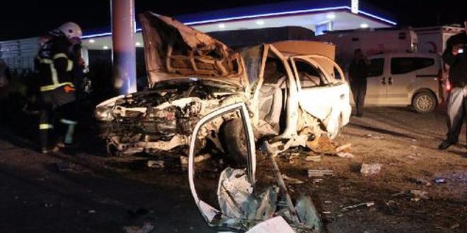 Aksaray'da 2 otomobil çarpıştı: 1 ölü, 7 yaralı