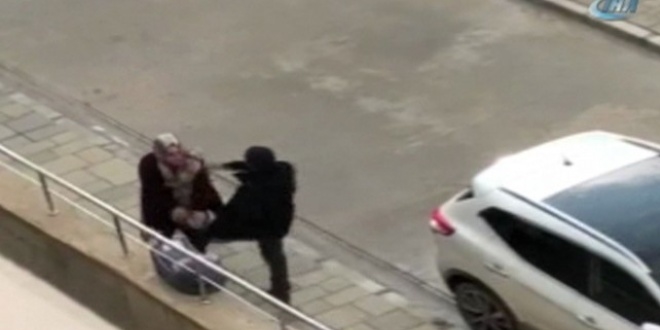Bebekli kadına kaldırımda tekmeler attı