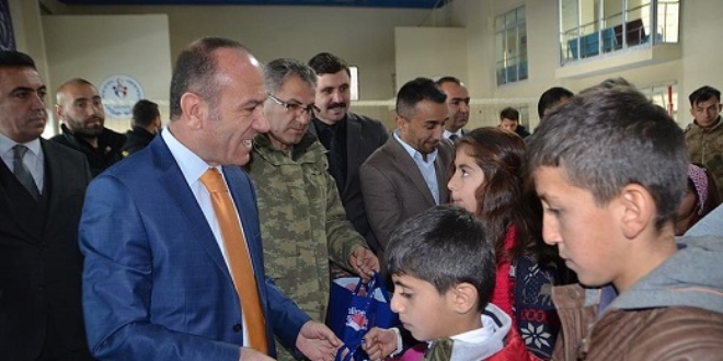 Yüksekova'da 100 öğrenciye kıyafet ve ayakkabı yardımı yapıldı
