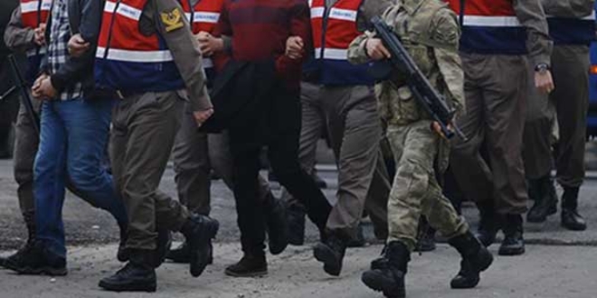 Tutuklu sank gazetecilere tepki gsterdi