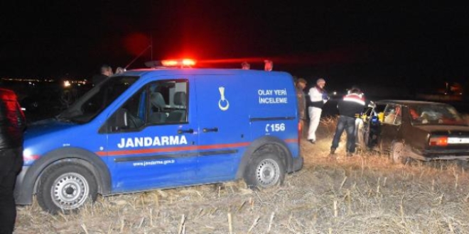 Aksaray'da 1'i kad�n 2 ki�i otomobilde kur�unlanarak �ld�r�ld�