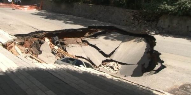 İstanbul'da inşaat nedeniyle oluşan göçüğe 2 araç düştü