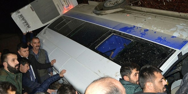 Hakkari'de minibüs şarampole devrildi: 1 ölü