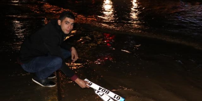 Suyun altında kendi aracının plakasını ararken 12 farklı plaka buldu