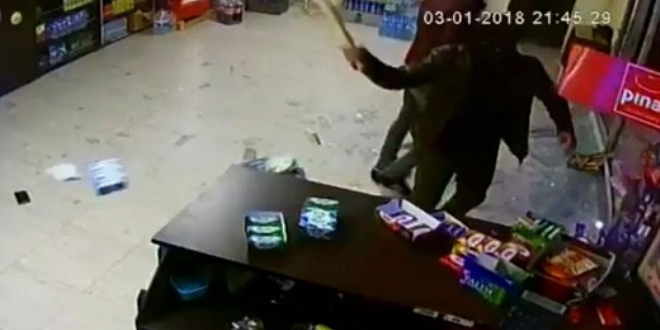 Büfe sahibini, silah ve sopalarla öldüresiye dövdüler