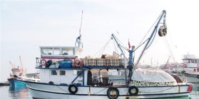Ak�akoca'da bal�k��lar limana demir att�