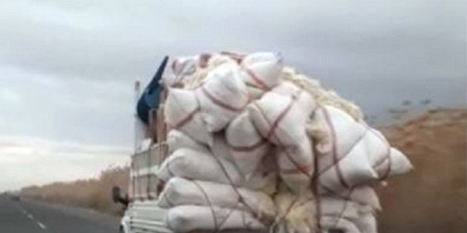Aşırı yüklü kamyonet kazaya davetiye çıkardı