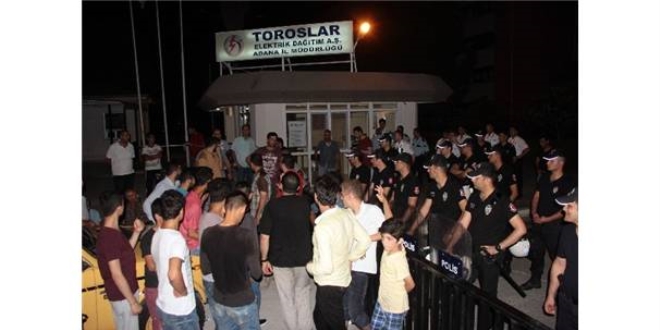 Adana'da elektrik kesintisi protestosu