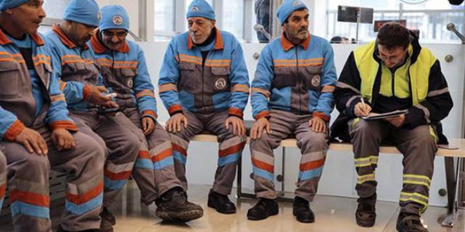 Ta�eron i��iler kadro sevincini �i� k�fte yiyerek kutlad�