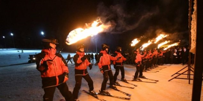 JAK timlerinden �ehitler i�in me�aleli kayak g�sterisi