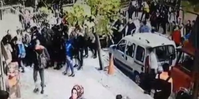 ��renciler birbirine girdi, yumruklar havada u�u�tu