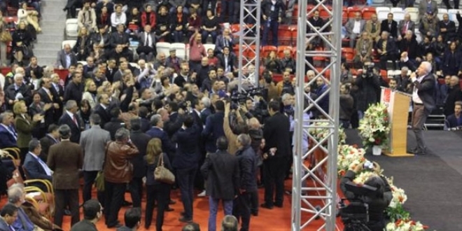 CHP İzmir İl Kongresi'nde kavga