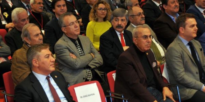 Deniz Baykal'ın sandalyesi boş kaldı