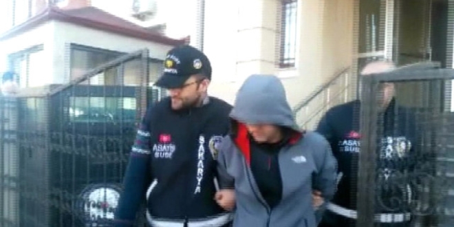 Maske takıp, eski kız arkadaşını gasp etmiş