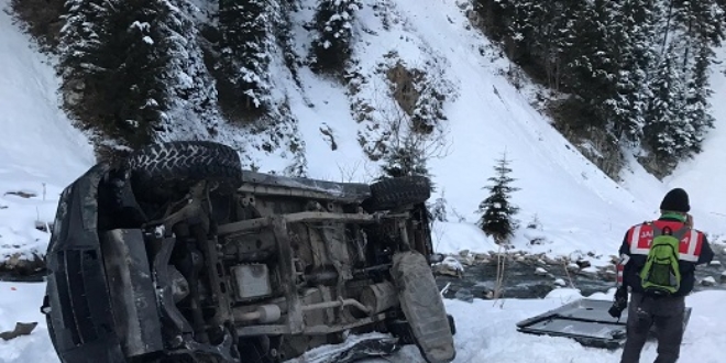 Rize'de kamyonet dereye yuvarlandı: 4 yaralı