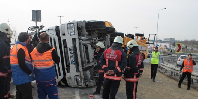 Bakrky'de beton mikseri devrildi: 1 yaral