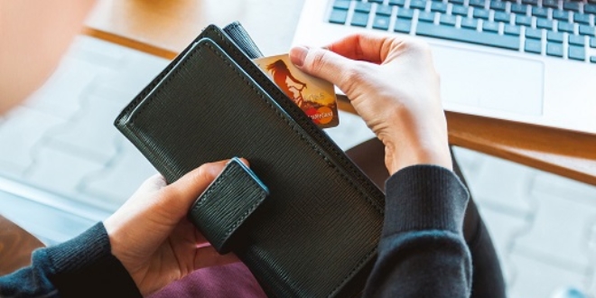 Kadınlar erkeklerden daha hesaplı alışveriş yapıyor