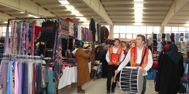 Yabanc� kelime kullan�m�na pazarda davul �alarak dikkati �ektiler