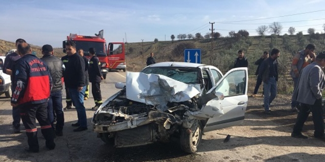 Manisa'da otomobil kamyona çarptı: 3 yaralı