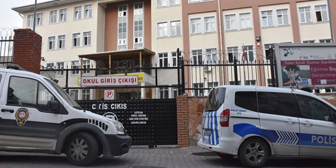 Lise önünde bıçaklı kavga: 1 öğrenci yaralı