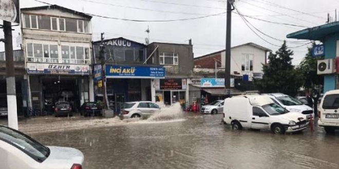 Şebeke suyu borusu patladı, iş yerlerini su bastı