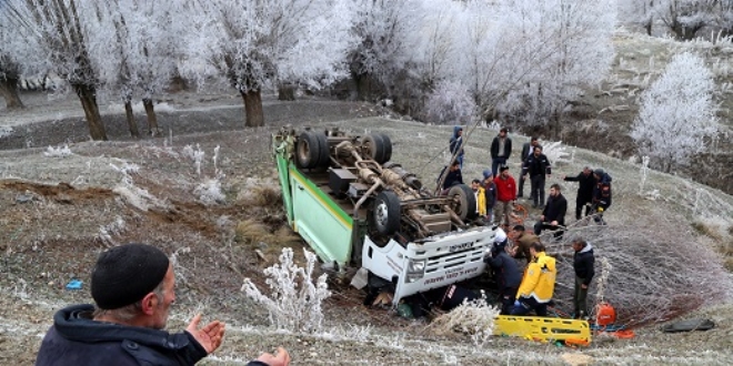 Devrilen ��p kamyonunda s�k��t�