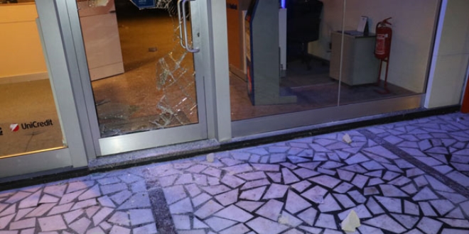 Banka benim diyerek bankanın camı kırıp içeri girip oturdu