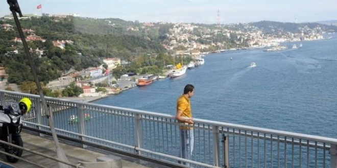 Bo�az k�pr�s�nde intihar giri�imi... polis devrede