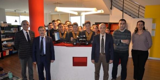 Lise öğrencileri sürücüsüz maket araç tasarladı