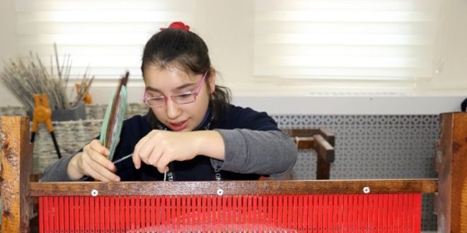 Engelleri kilim dokuyarak a��yorlar