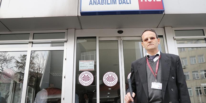 Görmeyen gözleriyle hastaların 'gözü-kulağı' oluyor