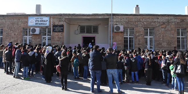 Sosyal medya çağrısı ile bin öğrenciyi giydirdi