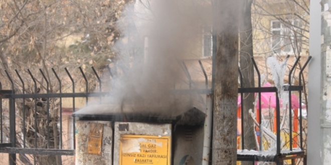 Sürekli patlayan trafo, vatandaşı sokağa döktü
