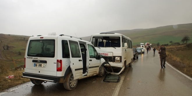 Ankara'da ��renci servisi kaza yapt�: 13 yaral�