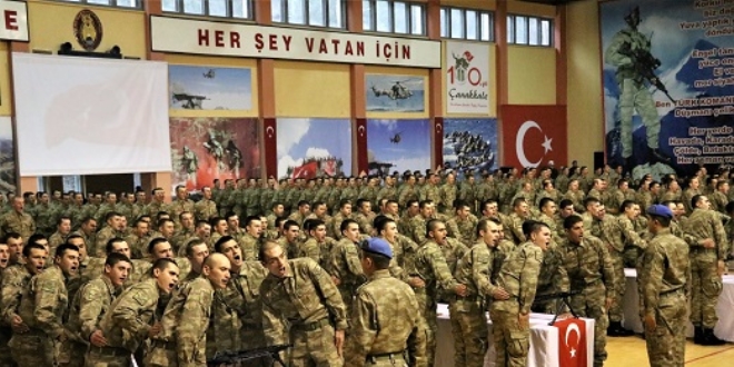 Uzman erbaşlar mavi bere taktı