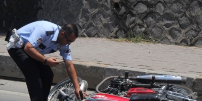 Konya'da bariyere arpan motosikletli ld